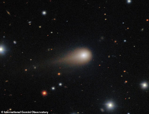 Профессор Гарварда Ави Леб рассказал DailyMail.com, что если объект, получивший название 3I/ATLAS, является кометой, он должен «распасться на фрагменты», когда приблизится к Солнцу 29 октября 2025 года.