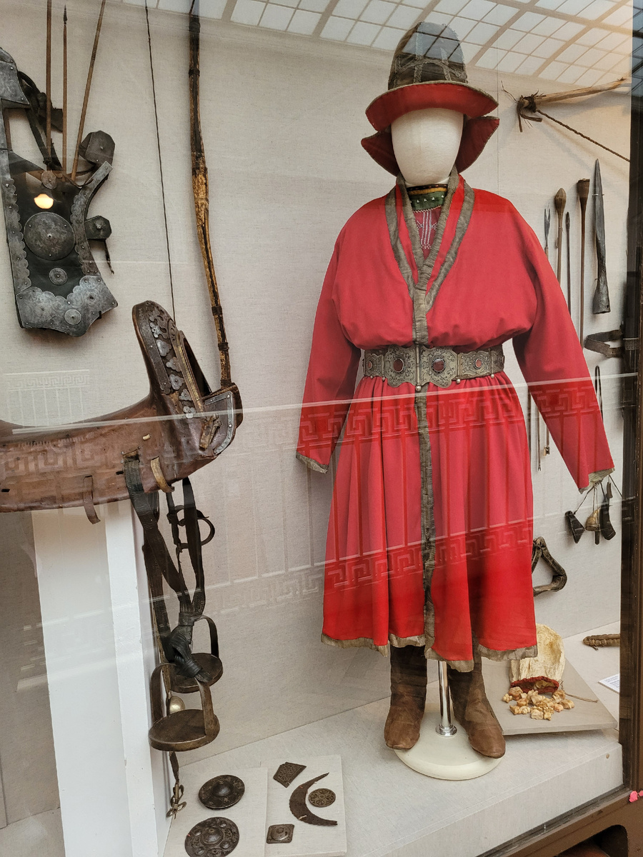 Традиционный мужской башкирский костюм в Российском этнографическом музее.