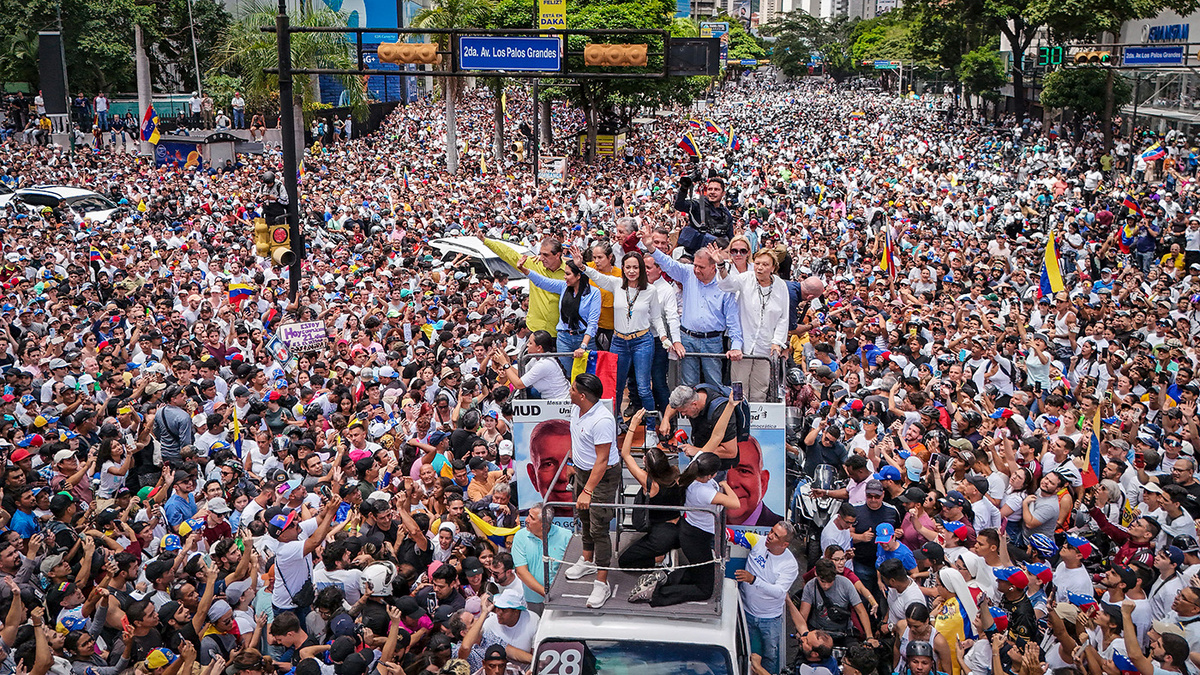   Matias Delacroix / AP- Лидер оппозиции Мария Корина Мачадо во время акции протеста против официальных результатов президентских выборов в Венесуэле, 30 июля 2024 года