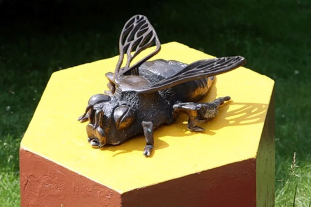 Летом 2005 года в парке Кузьминки установили необычный памятник пчеле. Официальная причина для открытия нового памятника – Экологический фестиваль на территории культурного центра Кузьминки-Люблино. Но местные жители сразу усмотрели неофициальную подоплеку события – именно в парке Кузьминки была «резиденция» пчел мэра Москвы – Юрия Лужкова – большого поклонника пчеловодства.
Памятник пчеле Кузе -Москва, ул. Кузьминская, 10