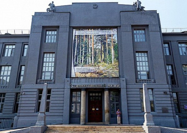 Здание построили по проекту известного архитектора, две «египетские» колонны, гранитные монолиты для которых привезены с Алтая