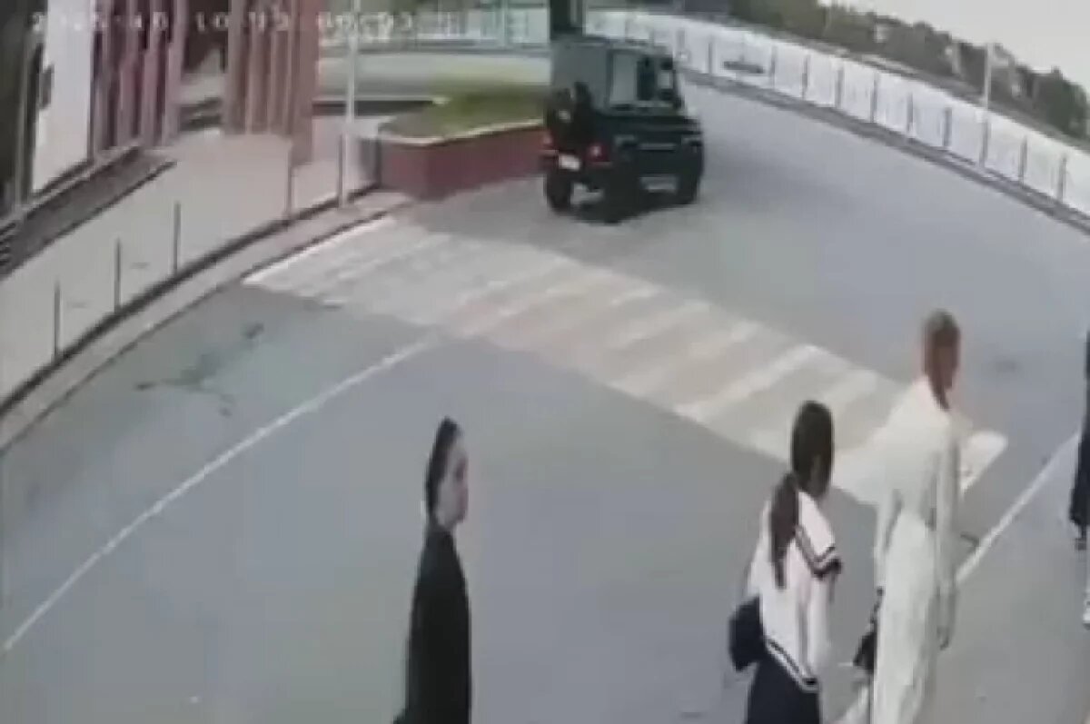    В Ингушетии Mercedes с тремя девочками-подростками упал в пруд