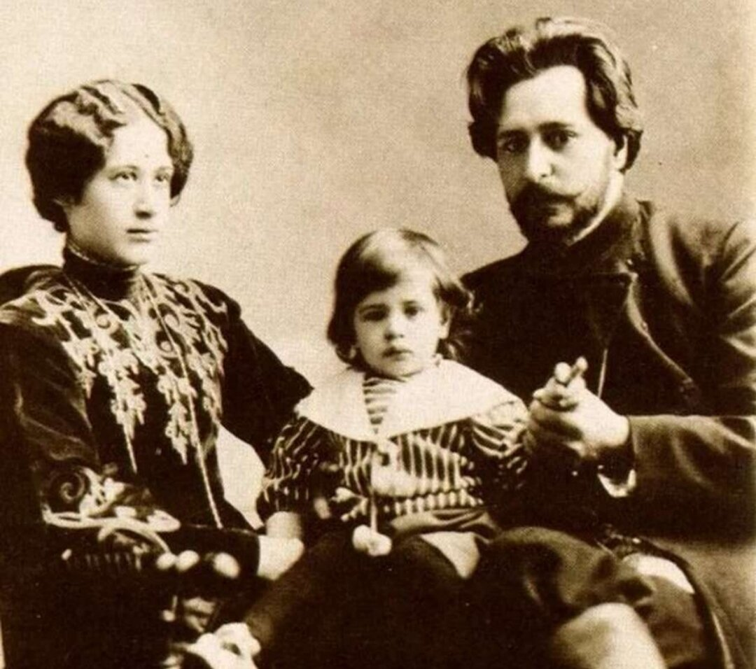 Л. Андреев с первой женой Александрой Велигорской и старшим сыном Вадимом. В 1906 году Александра скончалась от родильной горячки вскоре после родов второго сына, Даниила Андреева (это он написал "Розу мира").