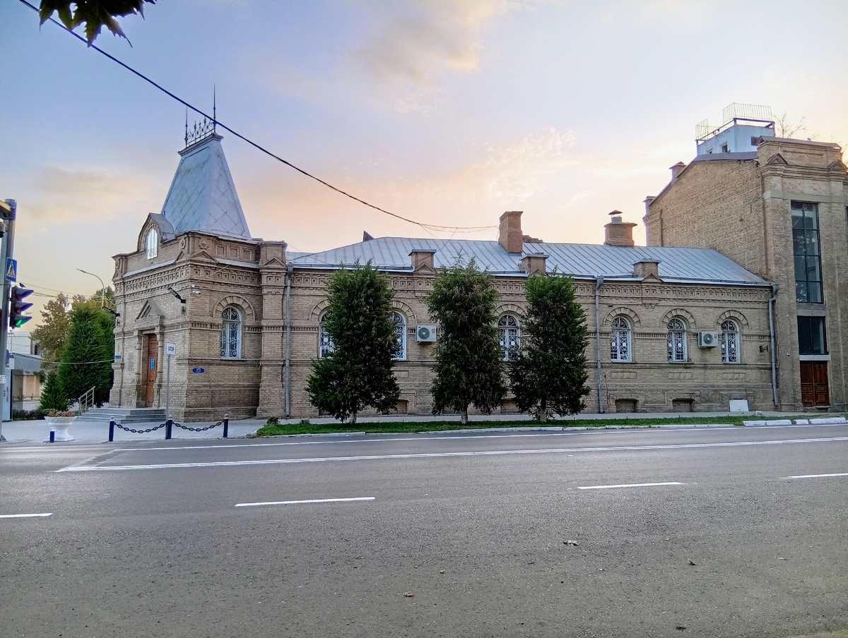 Здание бывшего Самаркандского отделения Российского государственного банка начала XX века.  Фото из личного архива автора.