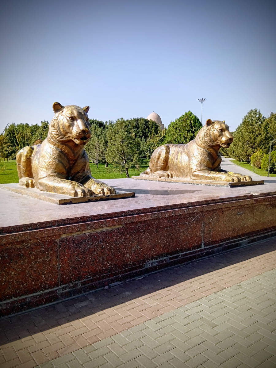 Скульптурная композиция "Тигры-стражники Самарканда". Фото из личного архива автора.