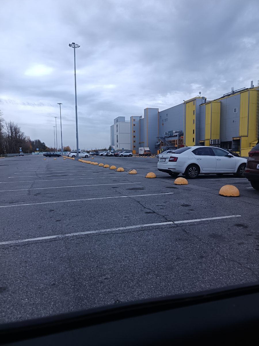 Утром на парковке ТРК непривычно пусто