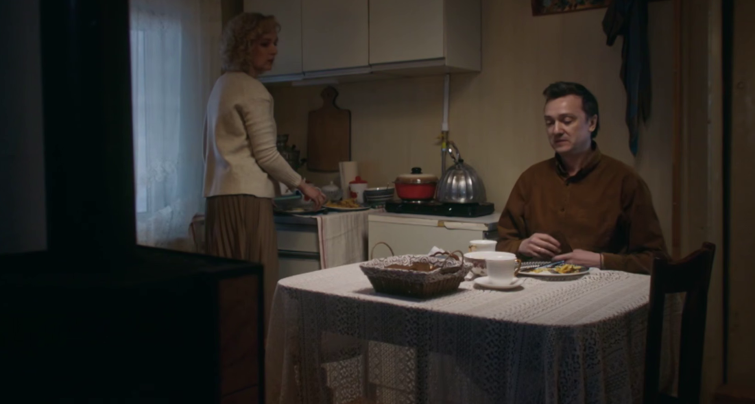 Кадр из сериала "В круге света" (2025)