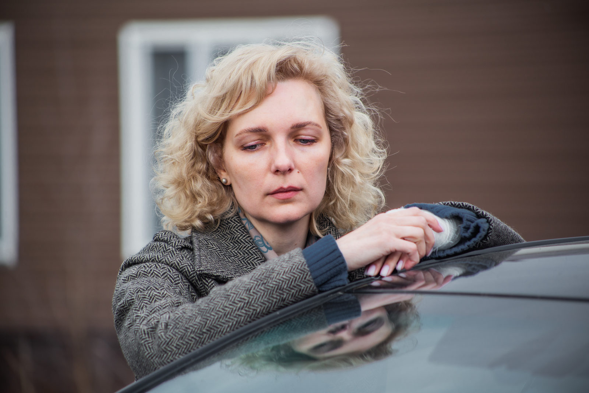 Кадр из сериала "В круге света" (2025)