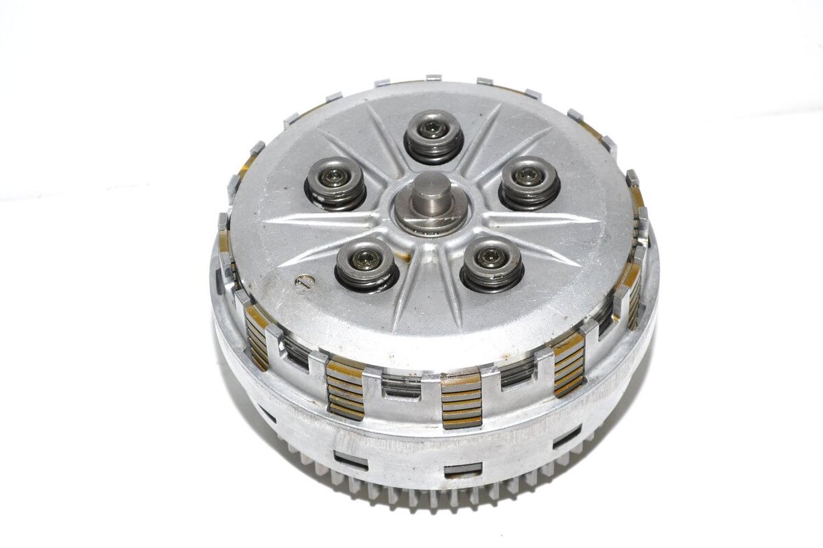 Корзина сцепления с пакетом фрикционов и пружинами