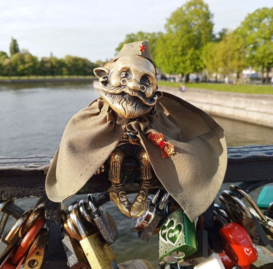 Дедушку Карла приодели ко Дню Победы)