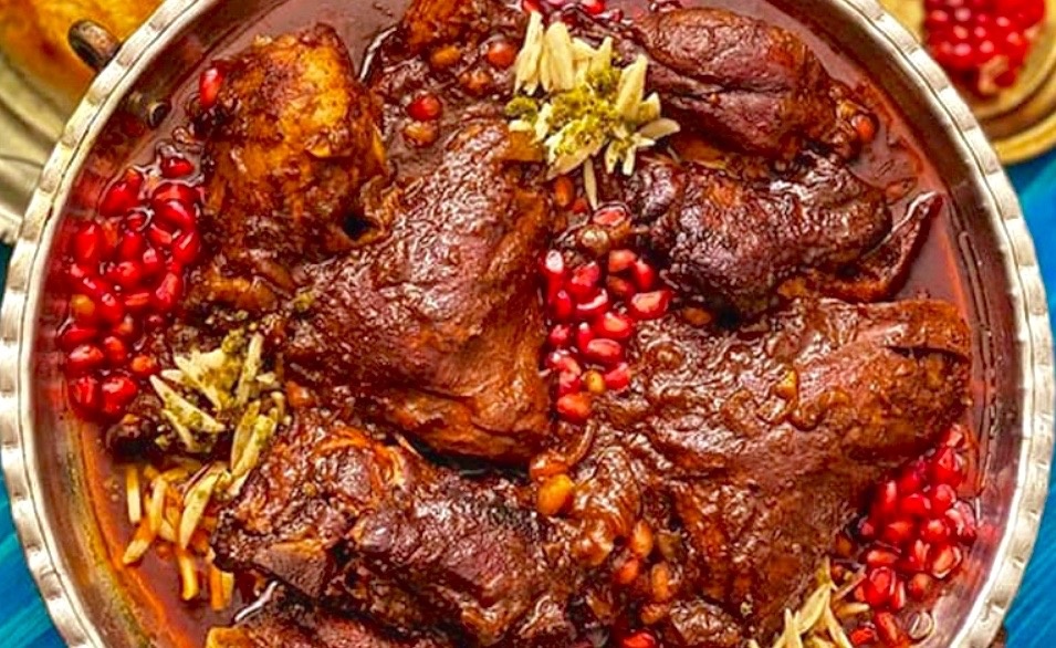 Иранский хореш из куриных бедер с гранатом и томатом.