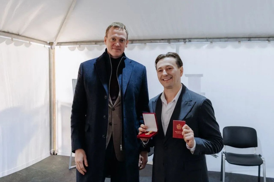 Павел Малков вручил Сергею Безрукову почетный знак «За заслуги перед Рязанской областью»