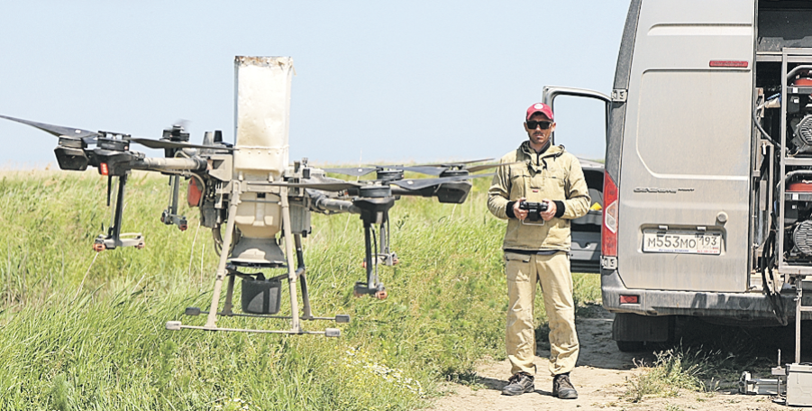Дроны в народном хозяйстве - не будущее, а настоящее. Как, например, эти. С их помощью подкармливают рыб. Фото: Виталий ТИМКИН/РИА Новости