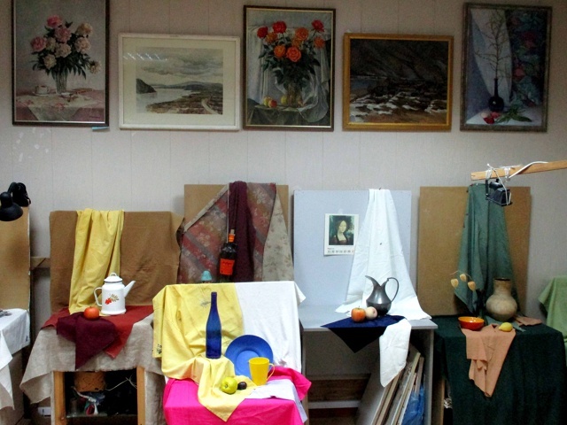 Над учебными натюрмортами Студии изобразительного искусства (Творческие мастерские) размещены живописные работы Людмилы Дмитриевны Пресняковой, выполненные маслом, темпером и акварелью. 