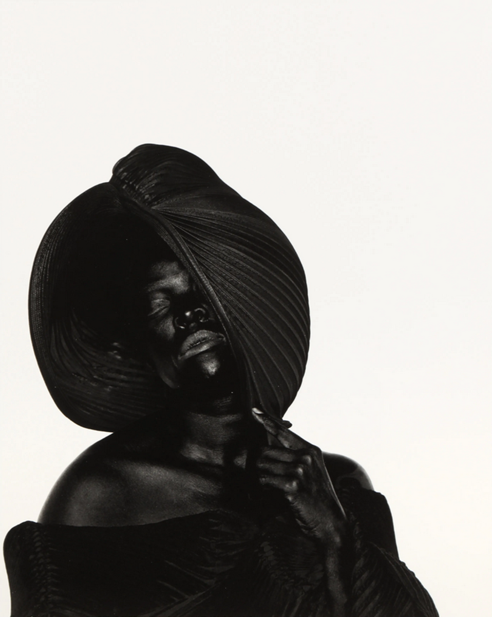 Zanele MUHOLI (1972), Red X (2020) Пигментная печать №169/200, 22.9 x 17.8 cm Продан на аукционе за 2500 долларов.