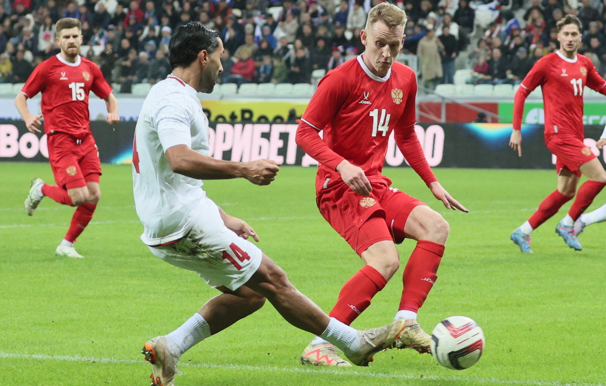    Полузащитник сборной Ирана Саман Годдос и защитник сборной России Виктор Мелехин  Дмитрий Рогулин/ТАСС