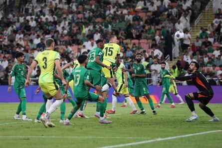 Митч Дьюк из Австралии забивает гол, победный в матче против Саудовской Аравии в Джидде. 