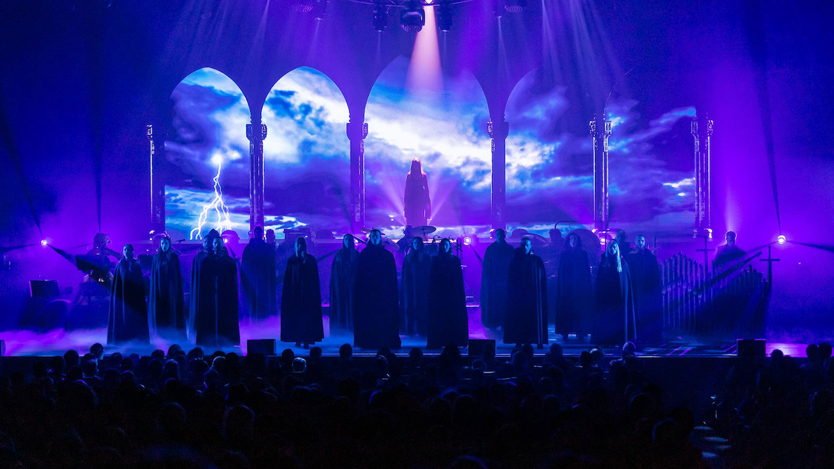 Певица Раха Ризк на фоне атмосферного хора.