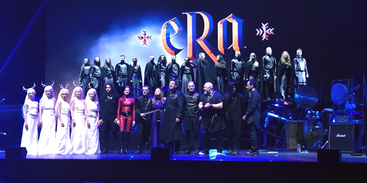 Официальное групповое фото всей группы после выступления.