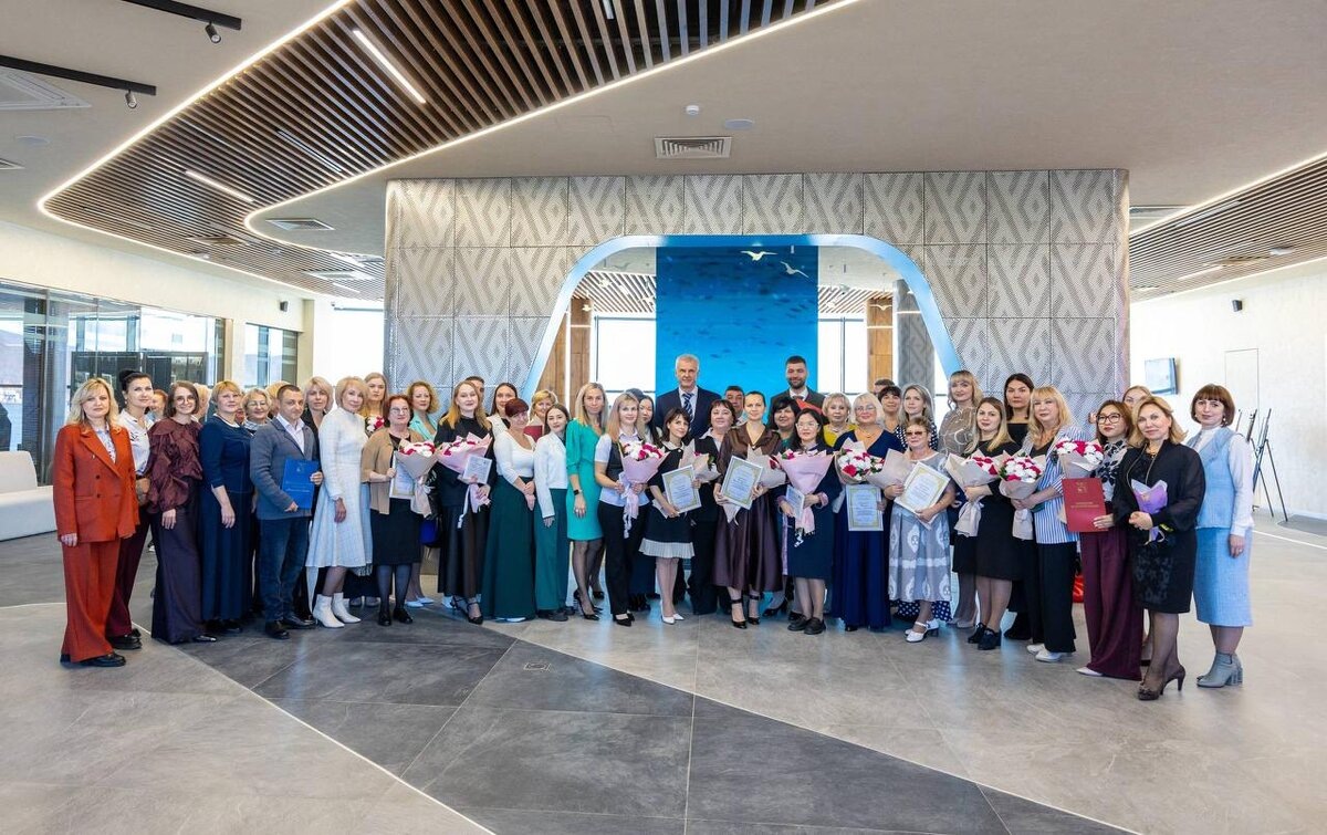   Фото: Губернатор С. Носов и учителя Колымы / Тг-канал губернатора