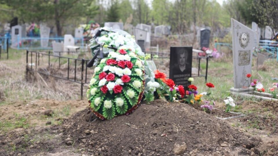    Родительский день на кладбище Барнаула. Источник: Анна Меньшикова