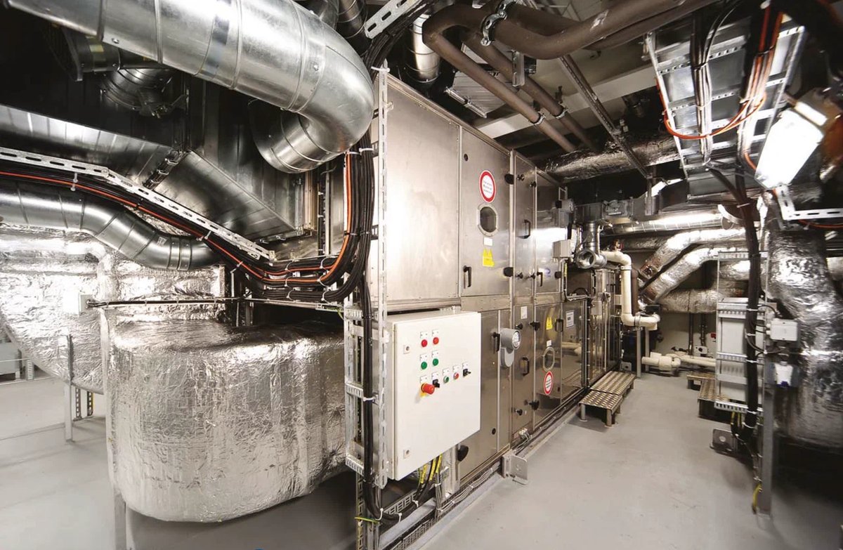 В основе современных систем — программируемые контроллеры, датчики и исполнительные механизмы