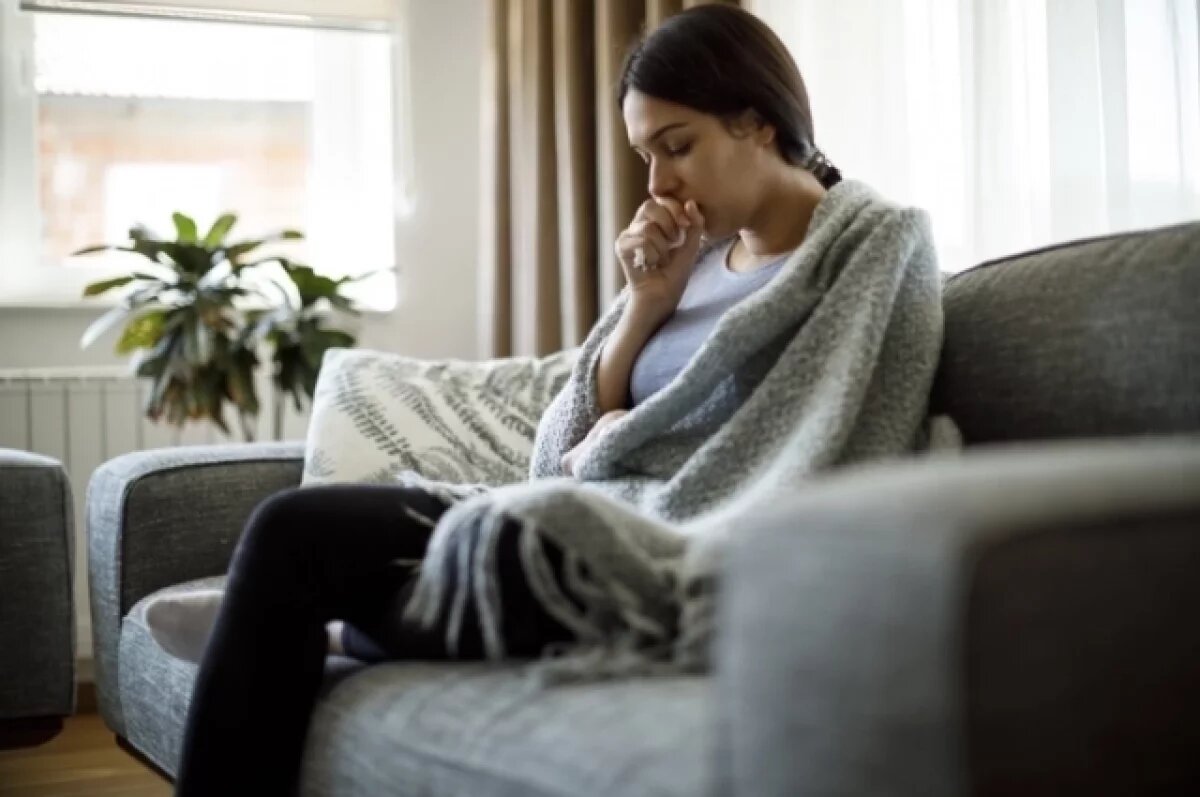    Острый кашель при простуде может сохраняться до двух недель, а в затяжной форме — и до трех месяцев, по истечении которых он уже будет считаться хроническим.