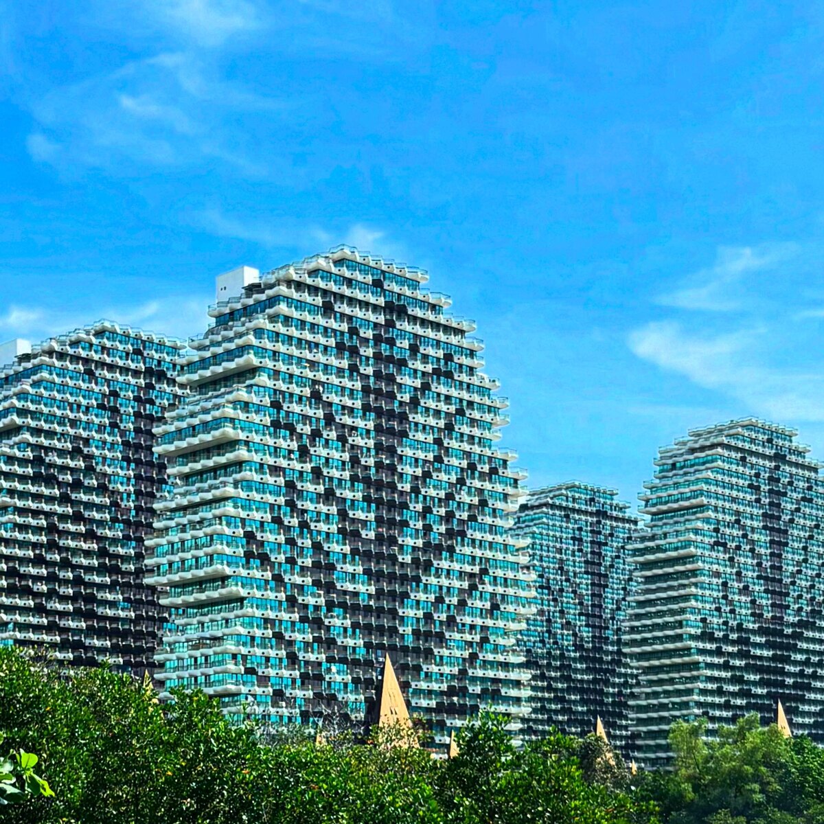 Знаменитый новострой-недодел-заброшка. Кроме одного корпуса…