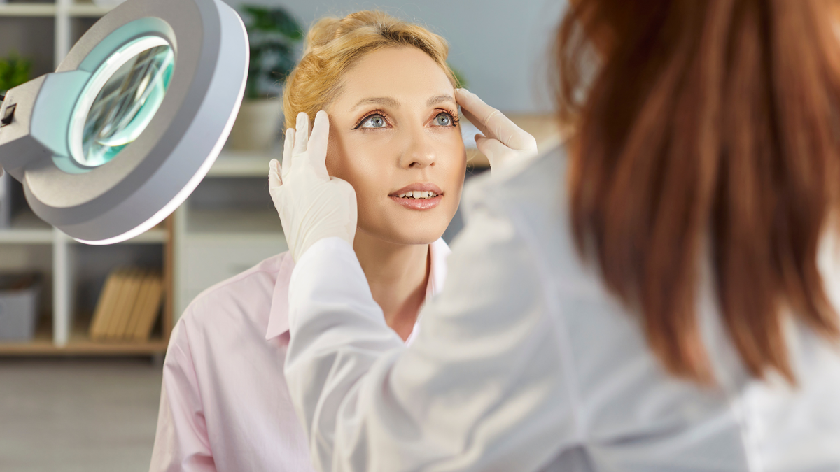 «Filler Fatigue» — что делать, если лицо устало от инъекций? Альтернатива, которая работает 