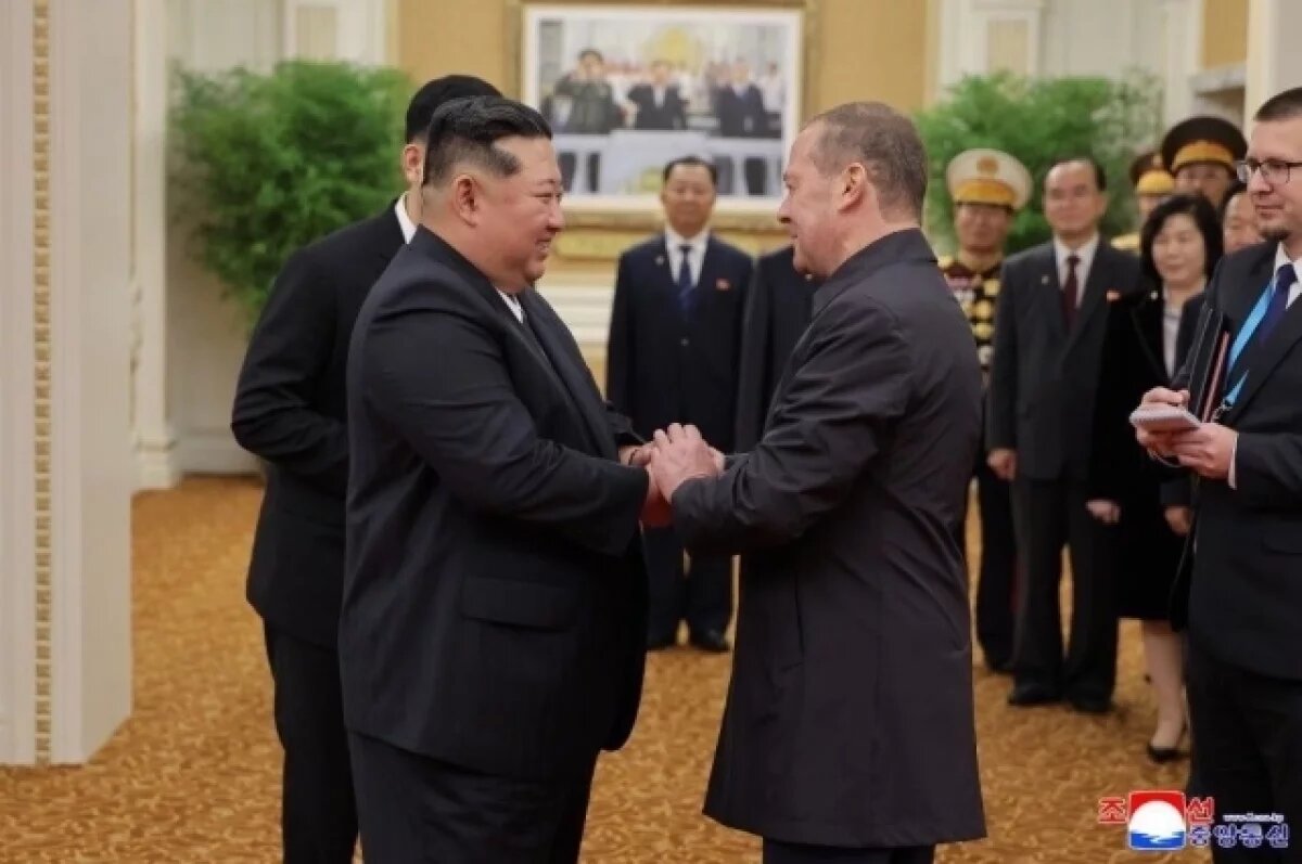    Ким Чен Ын на встрече с Медведевым передал привет Путину