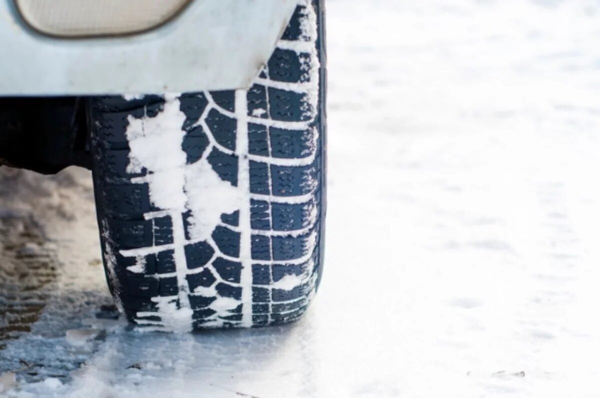    Омичи жалуются, что записаться в СТО на замену резины почти невозможно