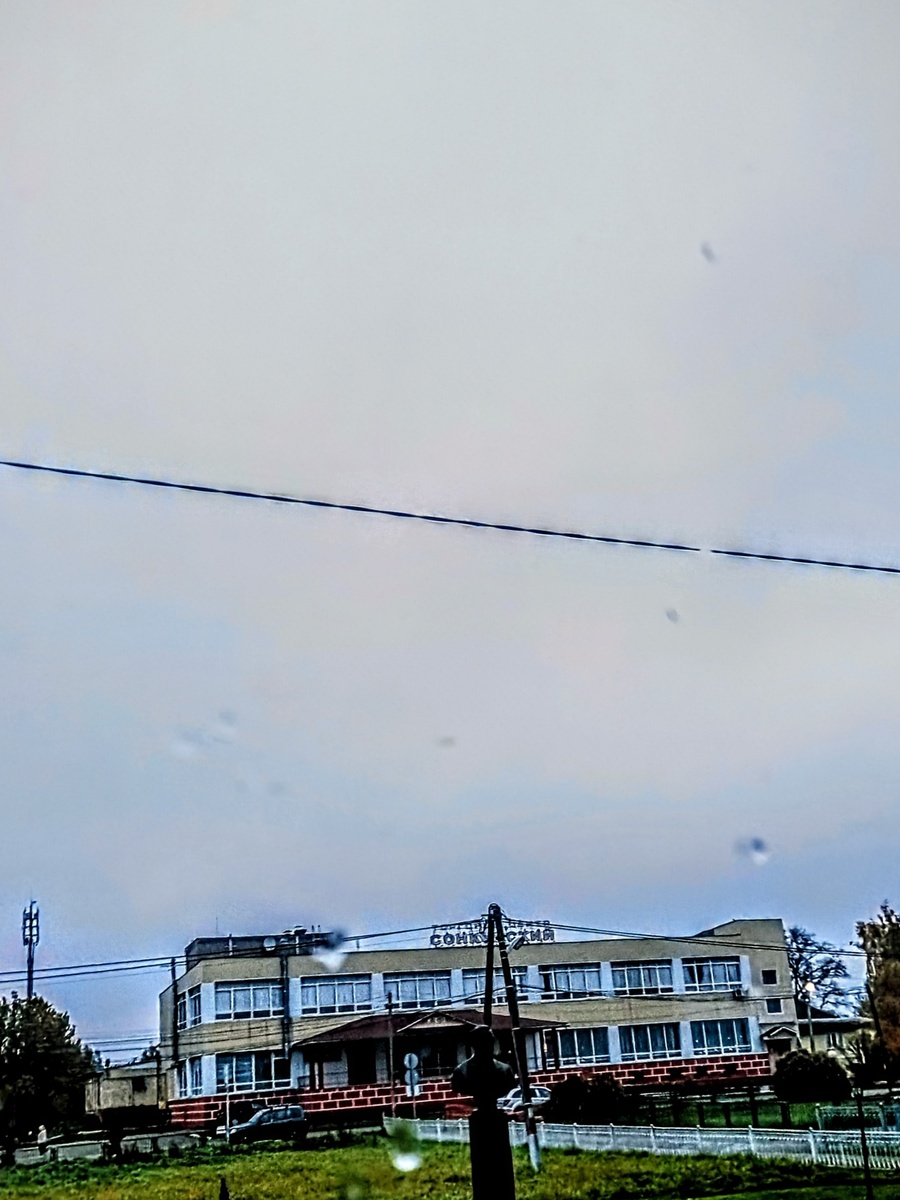 Станция "Сонково". Снято из плацкартного вагона поезда по дороге в Рыбинск. Фотография сделана автором данного дзен канала на личный смартфон. 