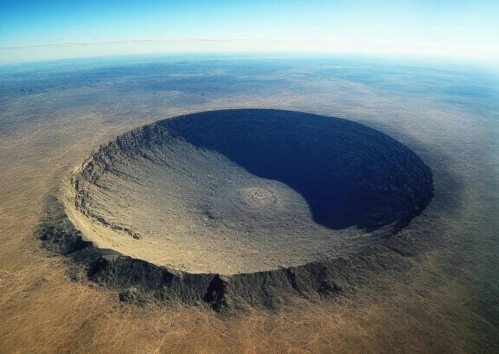 Так бы выглядел кратер Чиксулуб если бы над ним не было толщ воды и земли.