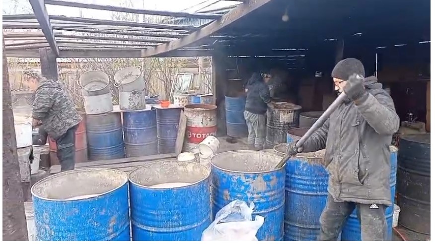 Работники приюта нарезают мясо, смешивают геркулесовую кашу с мясом и разводят мясным бульоном. Тонна мясной каши ежедневно съедается питомцами приюта.