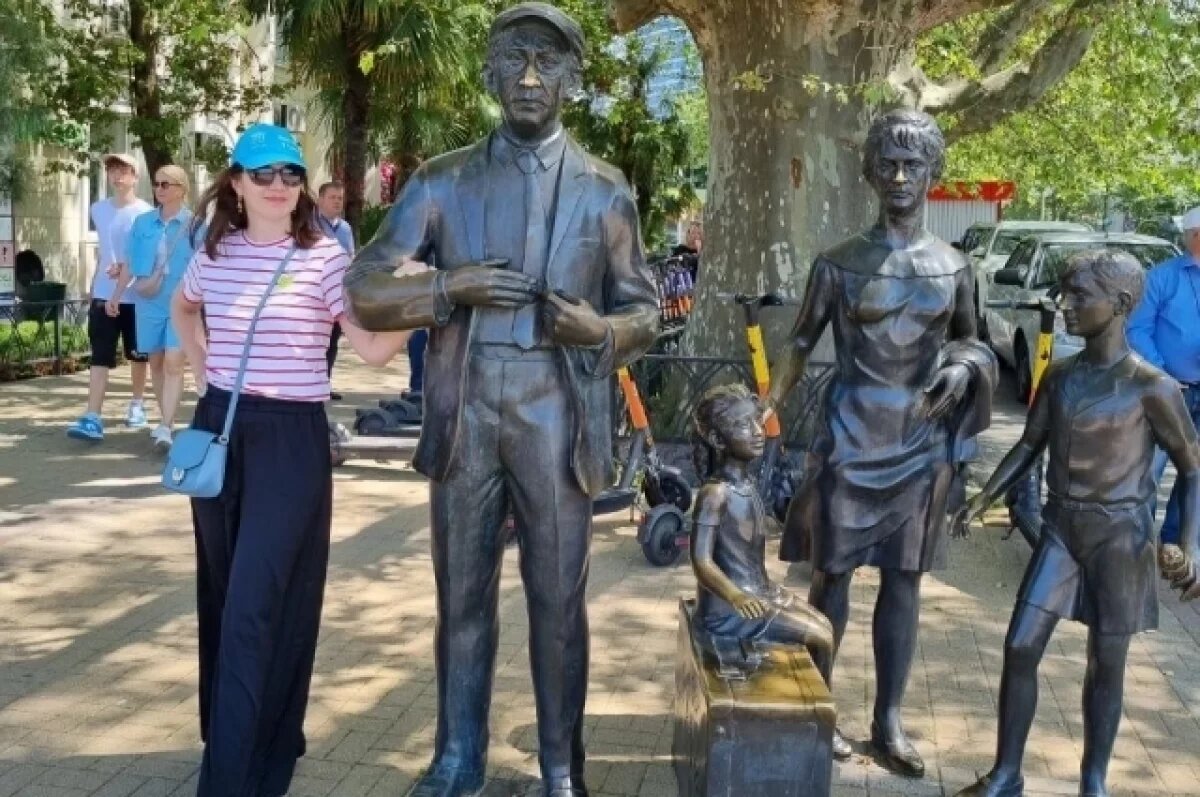    В память о съёмках легендарной комедии в Сочи стоит памятник главным героям "Бриллиантовой руки".