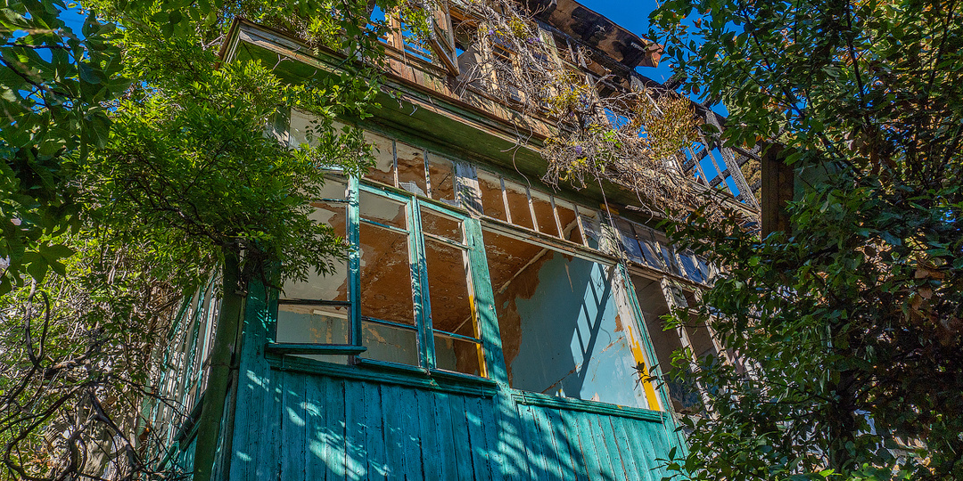 Что осталось от дачи профессора Поспелова? Исследуем заброшенные строения Алупки.