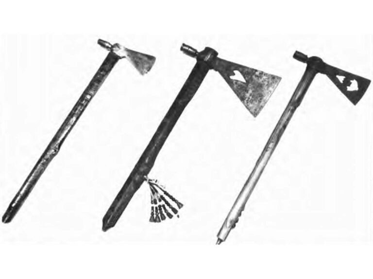 Слева направо: томагавк оглала-сиу, боевой топор вождя сиу длиной 13 дюймов и томагавк равнинных индейцев с двумя отверстиями, также связанные с племенем сиу.