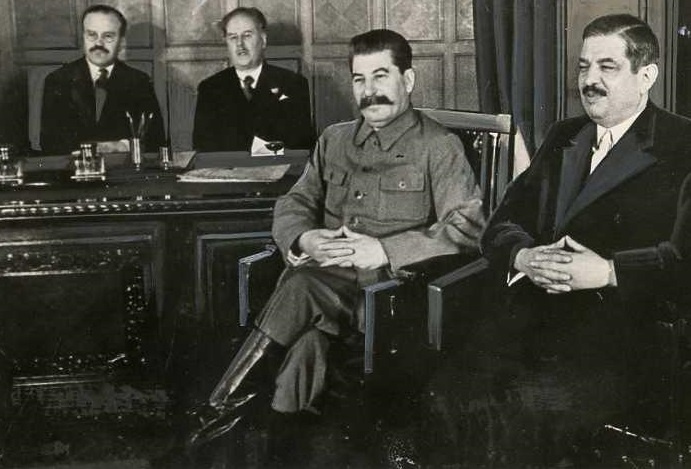 Молотов, Сталин и министр иностранных дел Франции Пьер Лаваль после подписания пакта. 15 мая 1935 г.