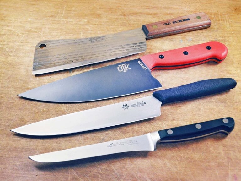 Сделайте готовку проще и вкуснее с этими четырьмя кухонными ножами: Old Hickory 76 для нарезки, Utica Meat Dad как шеф-нож, Fox для мяса и 6-дюймовый нож от A.G. Russell для разделки.