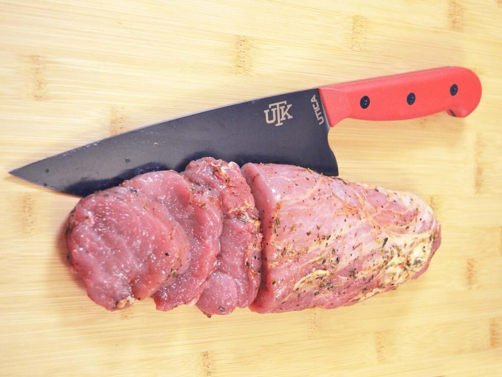 Нож шеф-повара Utica Meat Dad предназначен для нарезки мяса, фруктов и овощей. Он легко режет толстые куски мяса, например, свиную вырезку, на кусочки толщиной 1,25 см для жарки.