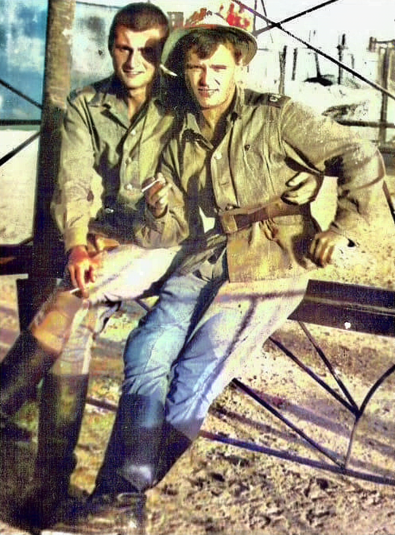 Автор с товарищем