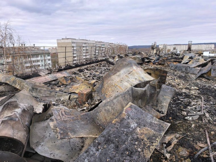 Огонь уничтожил крышу пятиэтажного дома
Фото:telegram-канал ГСУ СК России по краю и Хакасии