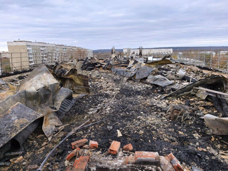 Огонь уничтожил крышу пятиэтажного дома
Фото:telegram-канал ГСУ СК России по краю и Хакасии