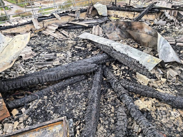 Огонь уничтожил крышу пятиэтажного дома
Фото:telegram-канал ГСУ СК России по краю и Хакасии