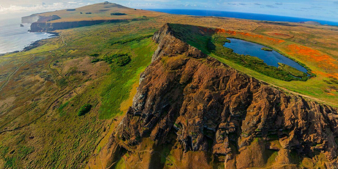 Древний карьер на острове Пасхи. Объем выработки породы превышает объем истуканов