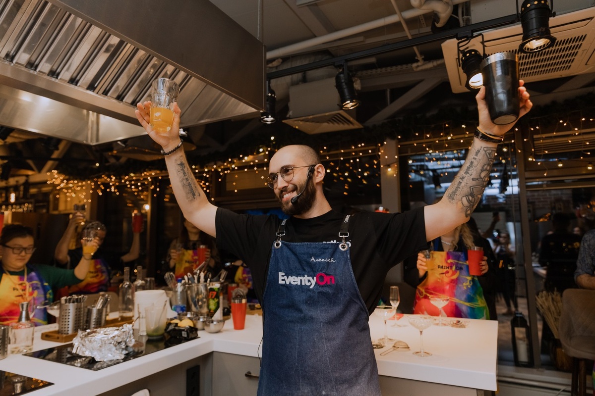 Профессиональный бармен готовит авторский коктейль на глазах у гостей. Изысканные напитки и атмосфера на вашей коктейльной вечеринке