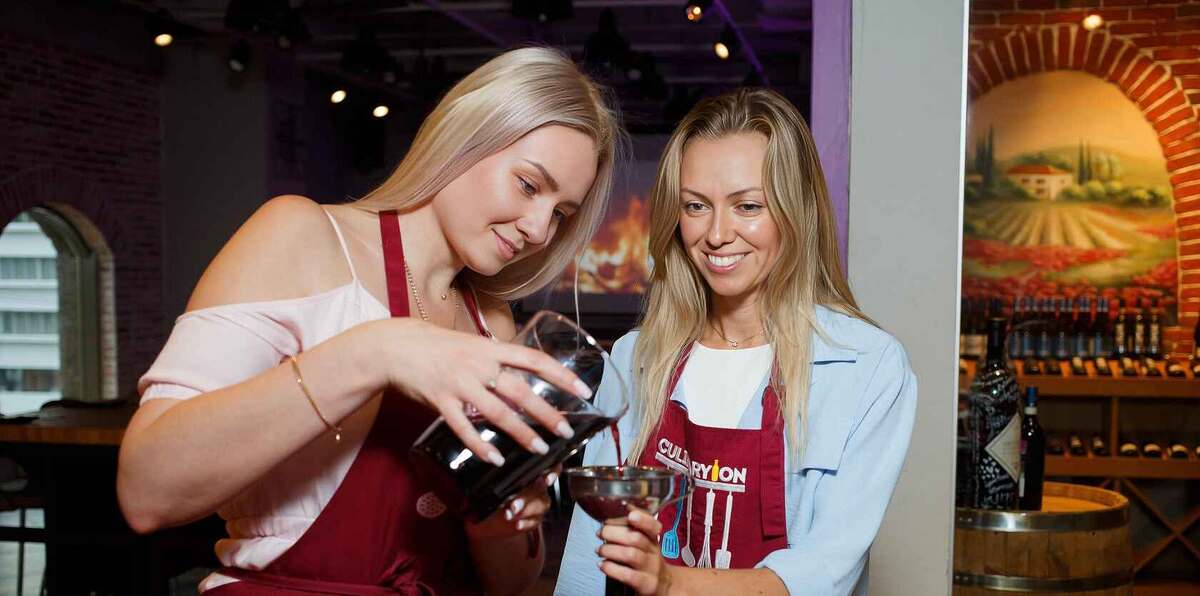 Яркая кулинарная вечеринка в разгаре: гости готовят свои блюда