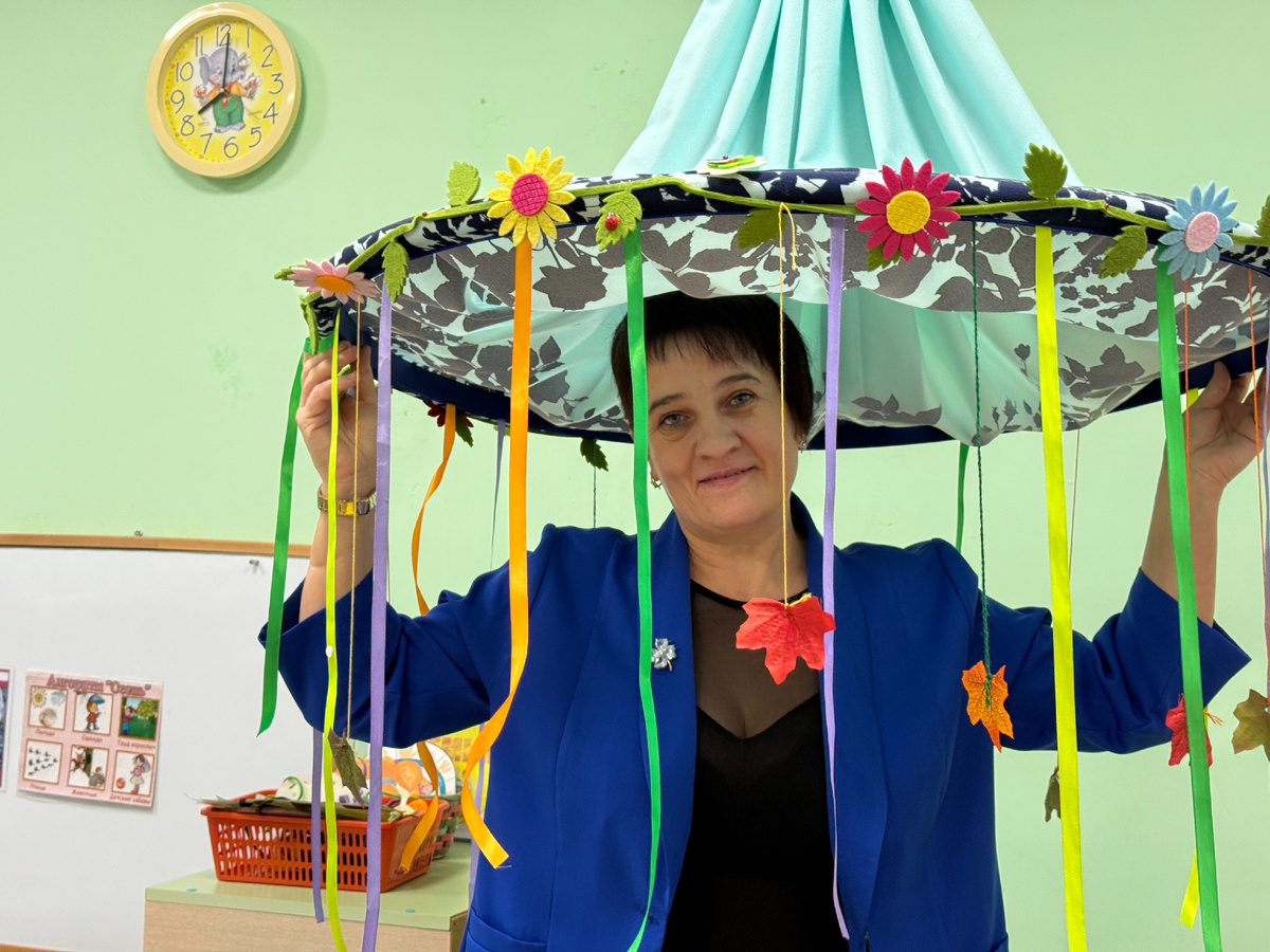 Елена Петровна с тренажером для упражнений на речевое дыхание, который она сделала и украсила сама вместе с детьми. Фото Дарьи Локшиной