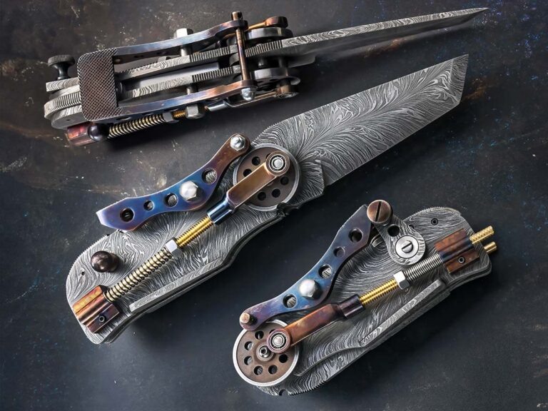 Нож Lonnie’s Steam Hunk характеризуется лезвием и рукояткой длиной 4,25 дюйма. Его клинок изготовлен из дамасской стали, отличающейся высокой прочностью. Ножны (футляр для ножа) выполнены из латуни, стали и кованного железа. Между лезвием и ножнами расположена проставка из кованного железа. Все металлические компоненты ножа подвергнуты специальному покрытию черного цвета. Нож имеет серийный номер 8 и сопровождается сертификатом подлинности.