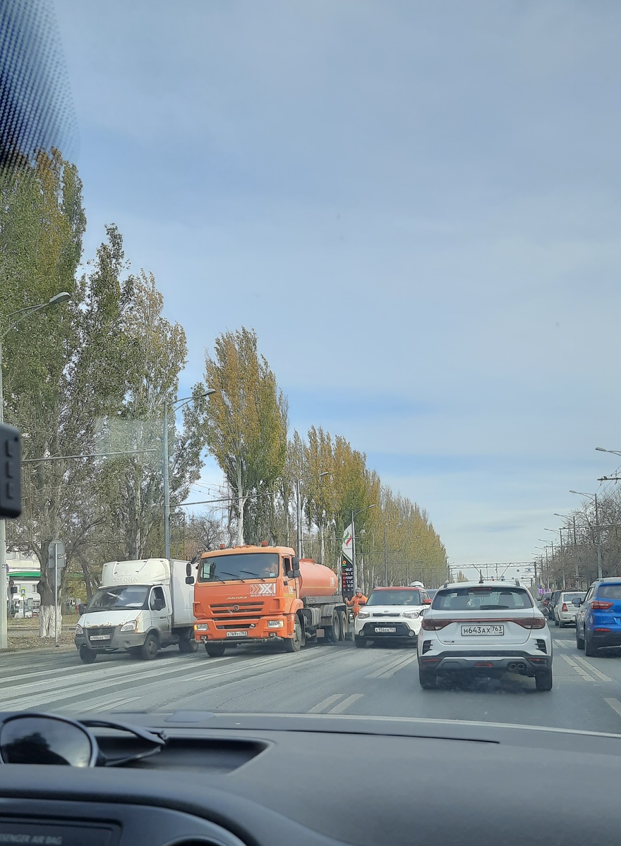 Ремонт дороги. С нашей стороны тоже часть дороги перекрыта была.